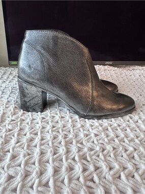 FRYE Metallic Black Distressed Leather Ankle Boots 8 NWOT
